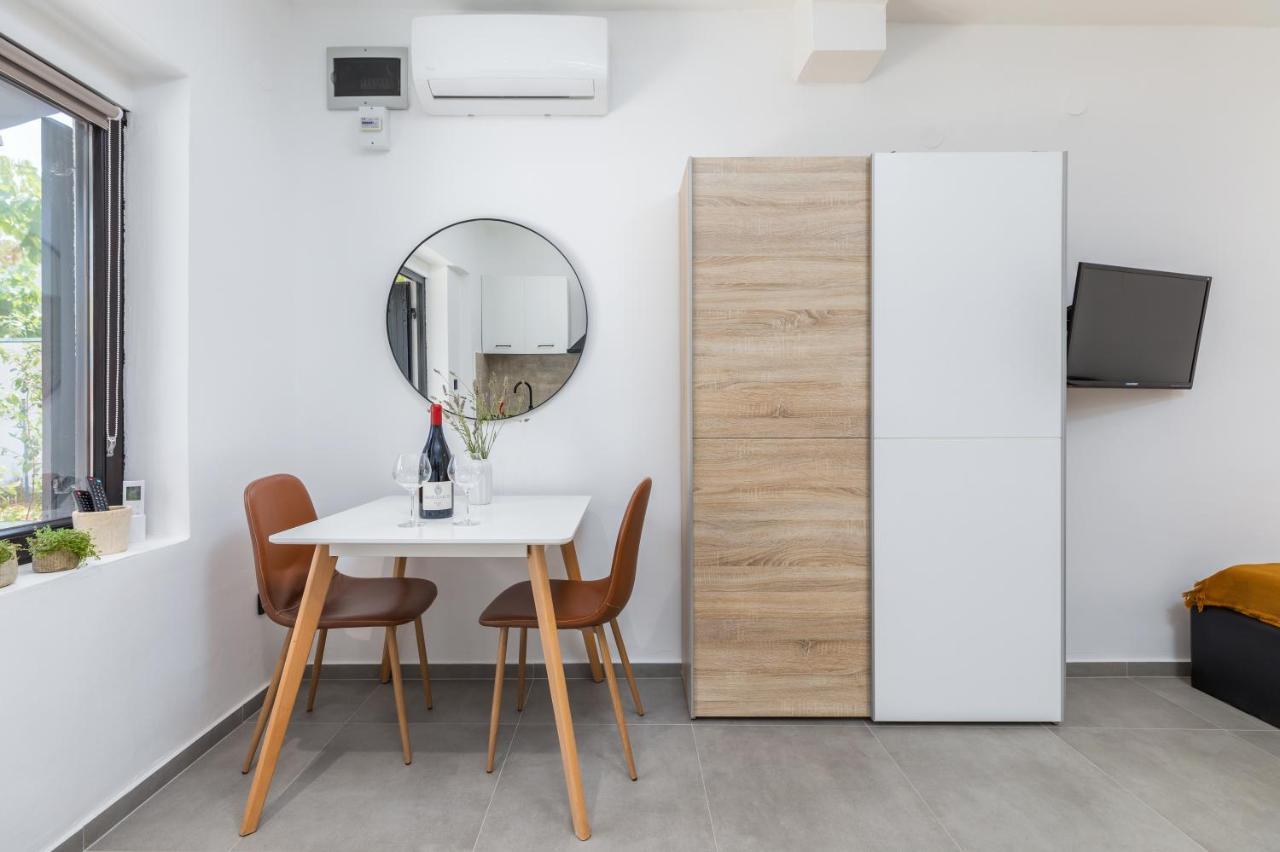 3 Minutes From The Beach: Lovely Studio Apartment Pula Buitenkant foto