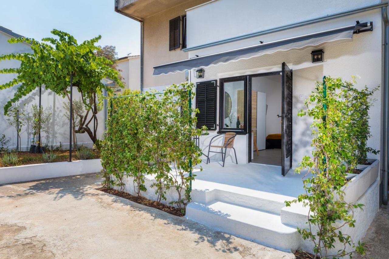 3 Minutes From The Beach: Lovely Studio Apartment Pula Buitenkant foto